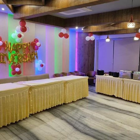 V Square Airport Hotel Лакнау Екстериор снимка
