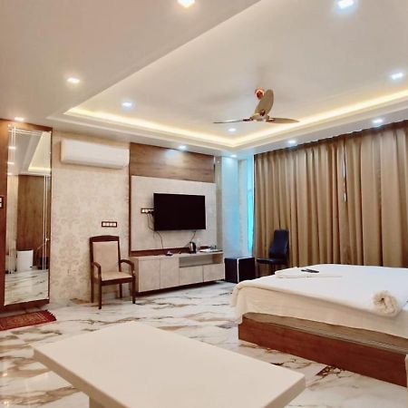 V Square Airport Hotel Лакнау Екстериор снимка