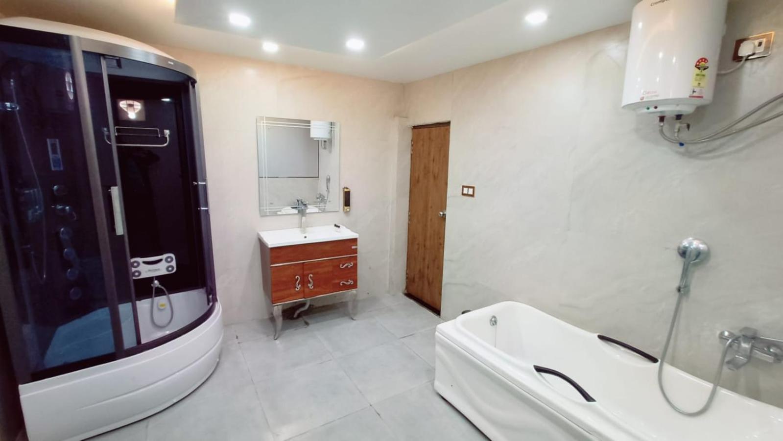 V Square Airport Hotel Лакнау Екстериор снимка