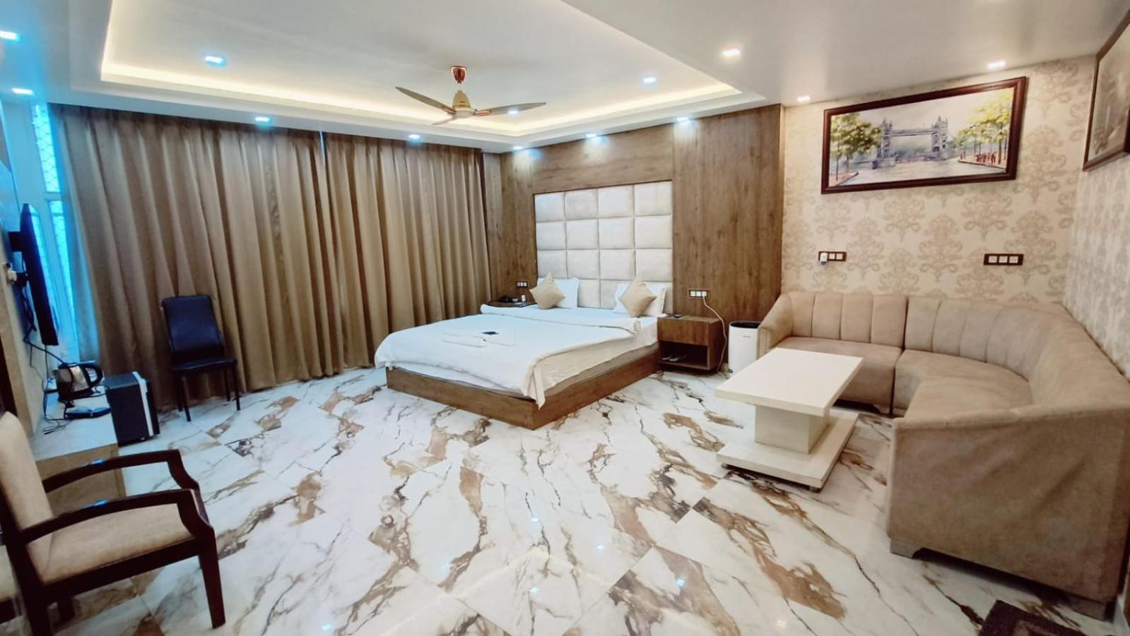 V Square Airport Hotel Лакнау Екстериор снимка