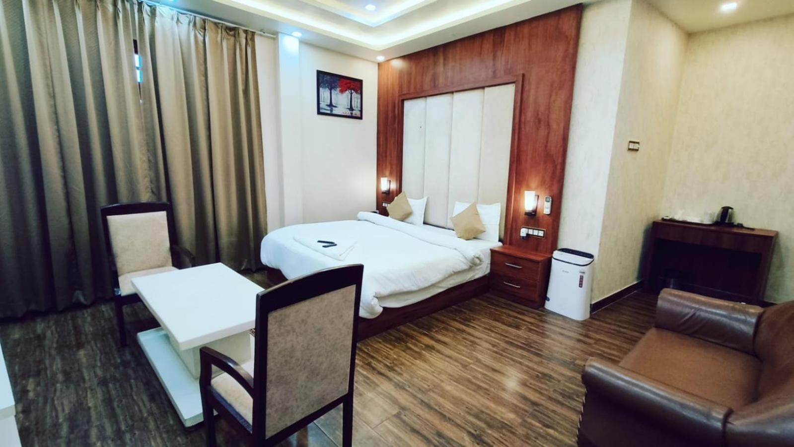 V Square Airport Hotel Лакнау Екстериор снимка