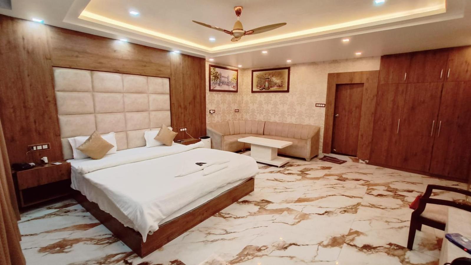 V Square Airport Hotel Лакнау Екстериор снимка