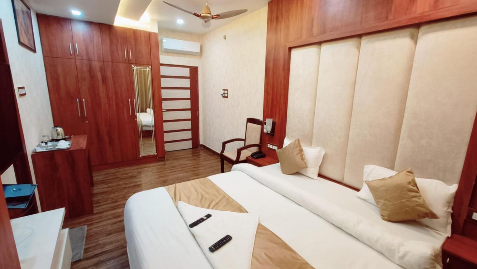V Square Airport Hotel Лакнау Екстериор снимка