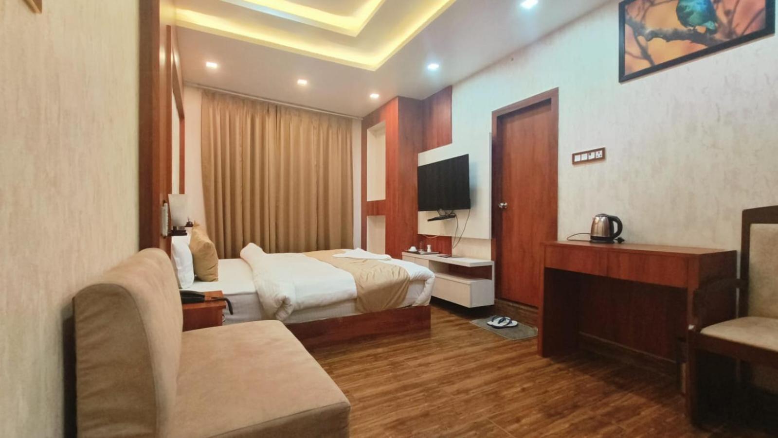 V Square Airport Hotel Лакнау Екстериор снимка