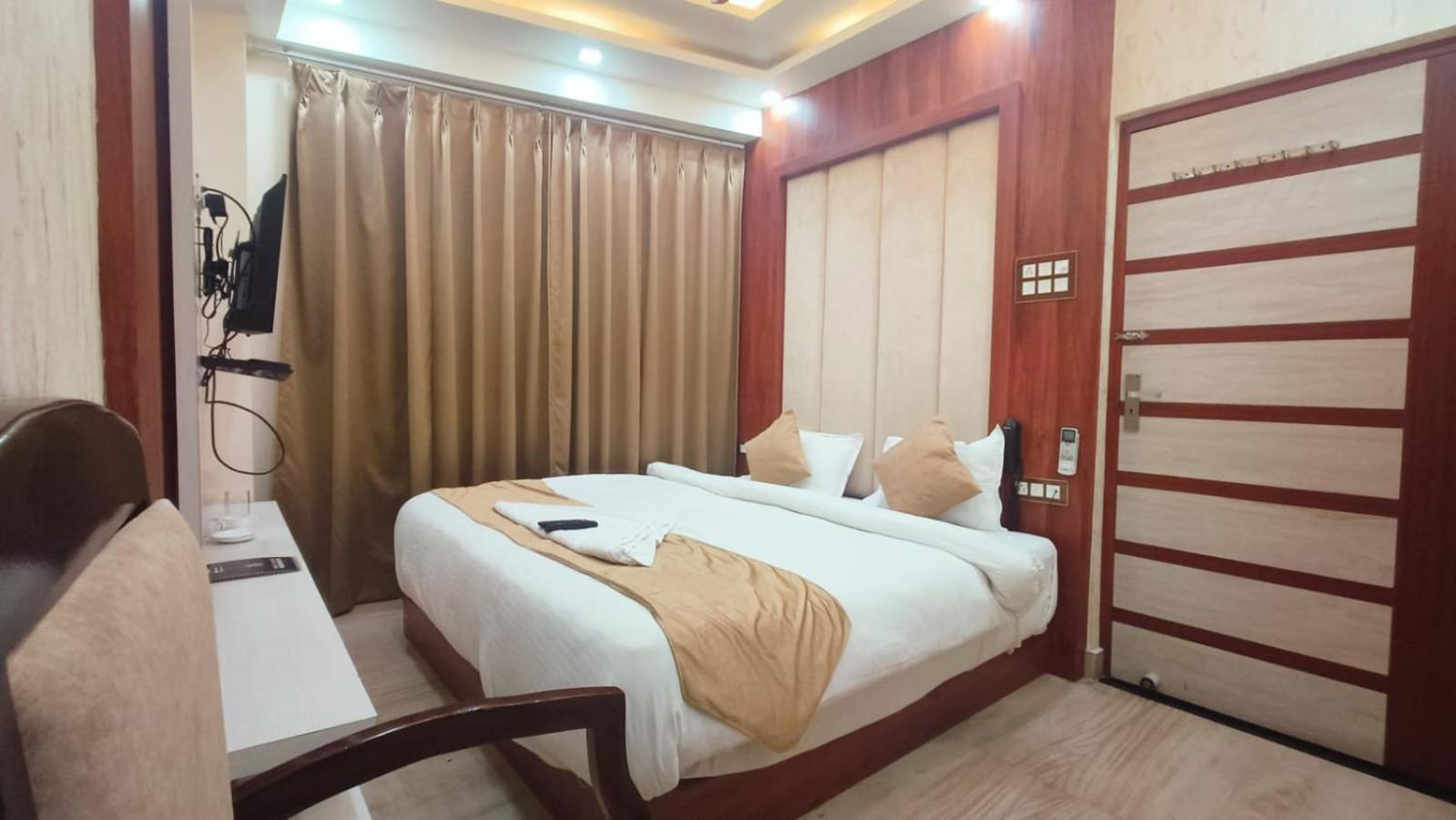 V Square Airport Hotel Лакнау Екстериор снимка