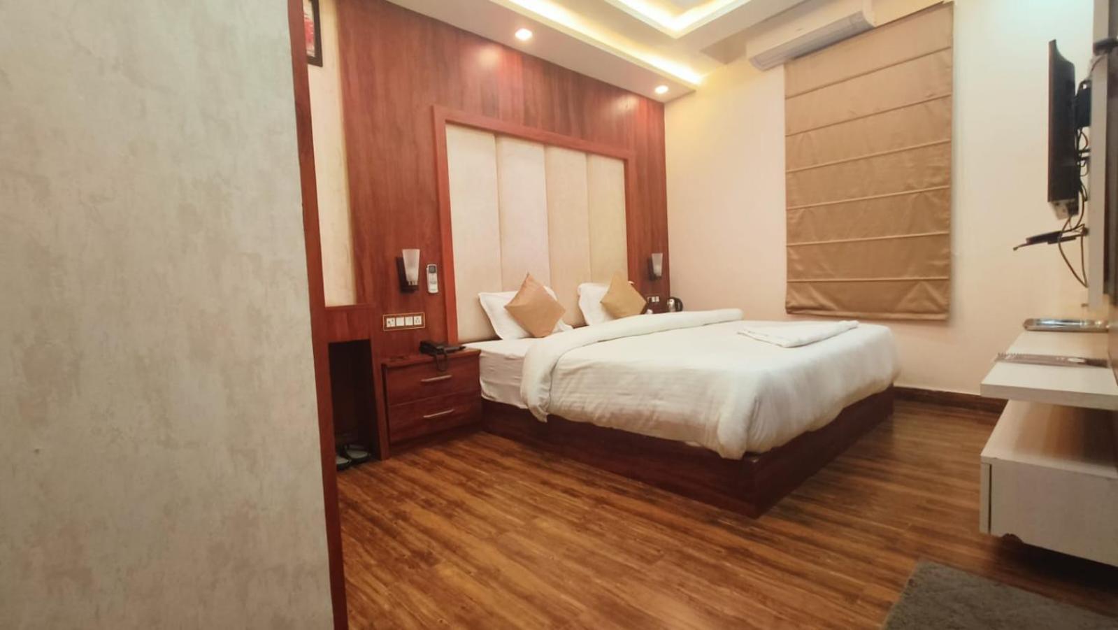 V Square Airport Hotel Лакнау Екстериор снимка
