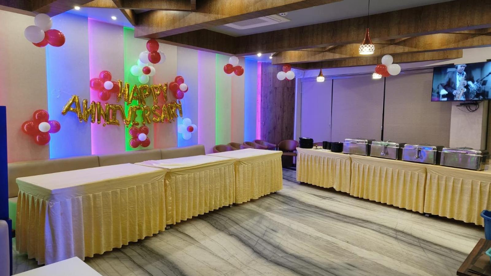 V Square Airport Hotel Лакнау Екстериор снимка