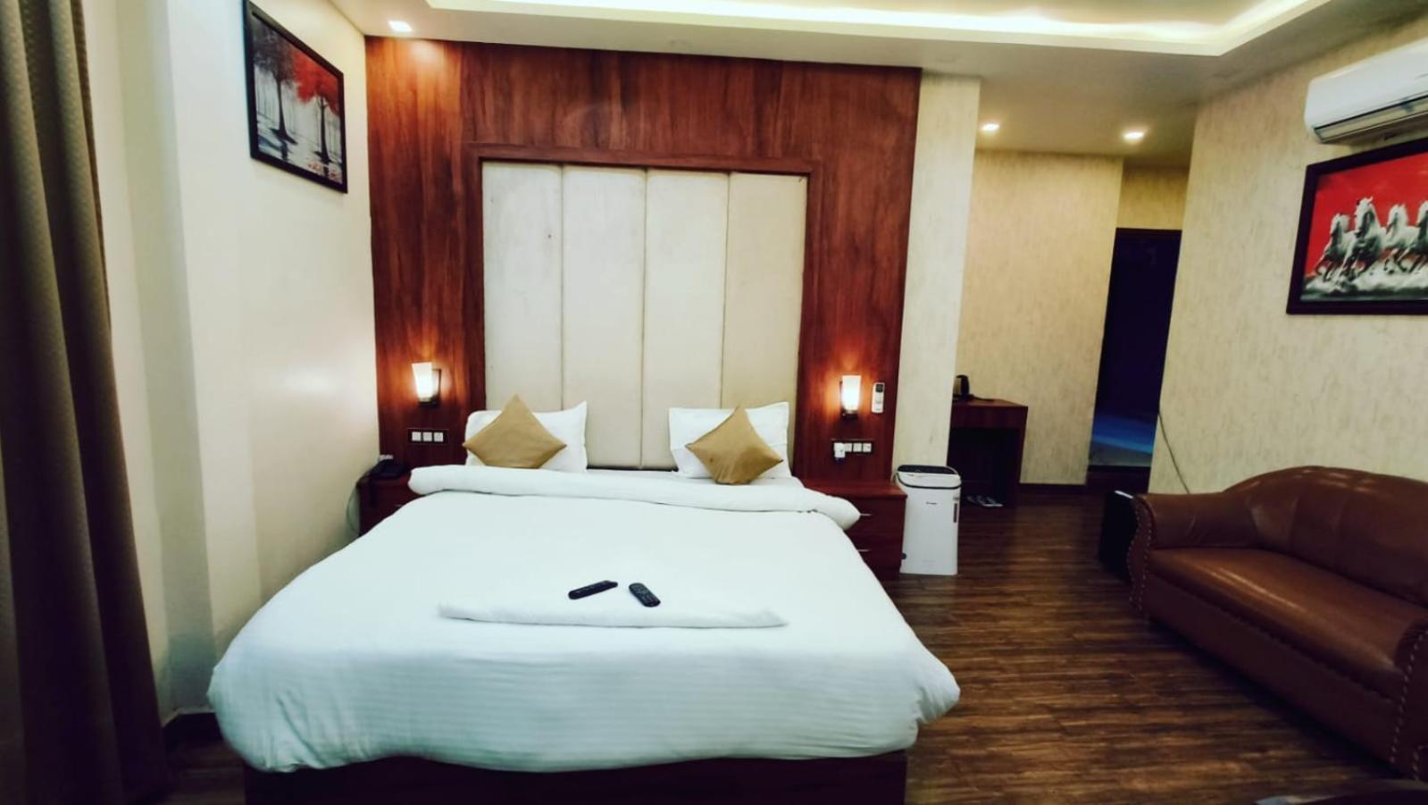 V Square Airport Hotel Лакнау Екстериор снимка