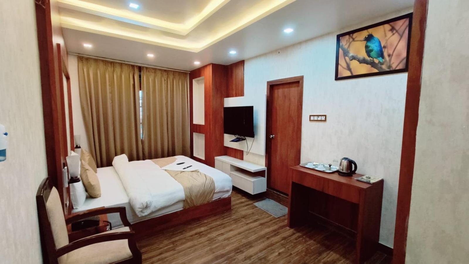 V Square Airport Hotel Лакнау Екстериор снимка