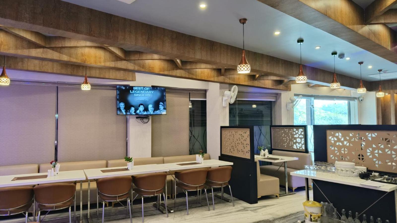 V Square Airport Hotel Лакнау Екстериор снимка