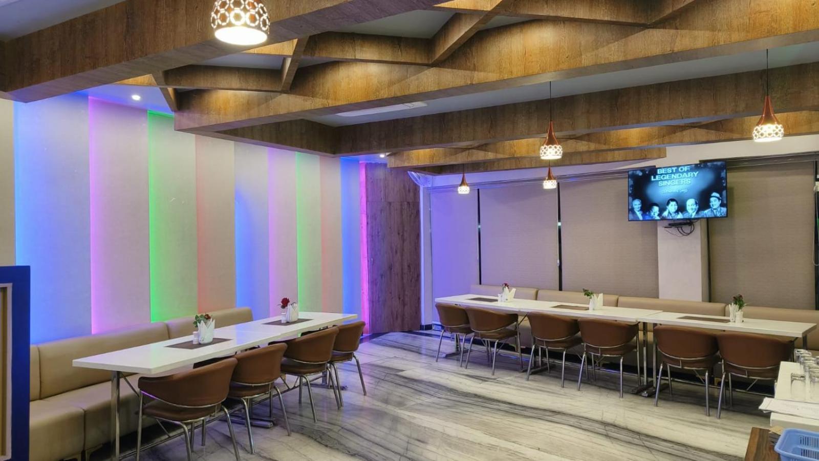 V Square Airport Hotel Лакнау Екстериор снимка